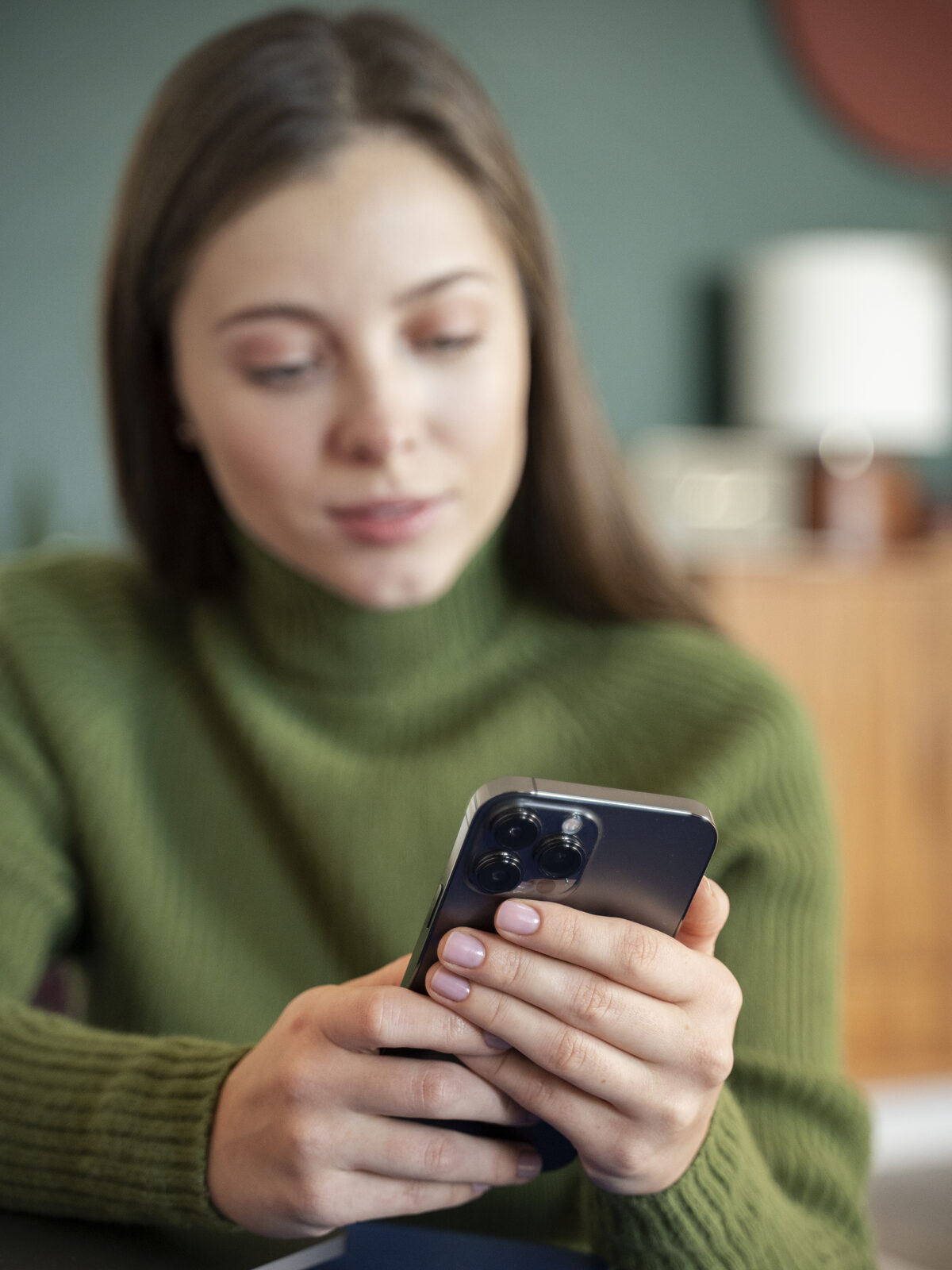 Cliente usando o aplicativo do escritório de advocacia no celular