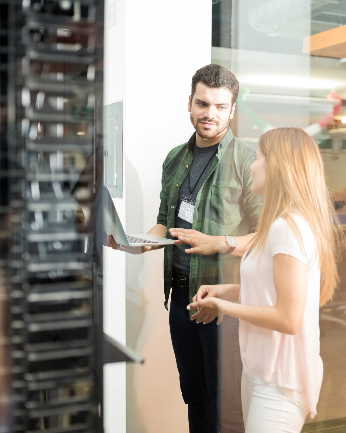 Aplicativo para WHMCS — a sua hospedagem no celular do cliente Corredor de datacenter com racks de servidores, representando a hospedagem gerenciada pelo WHMCS